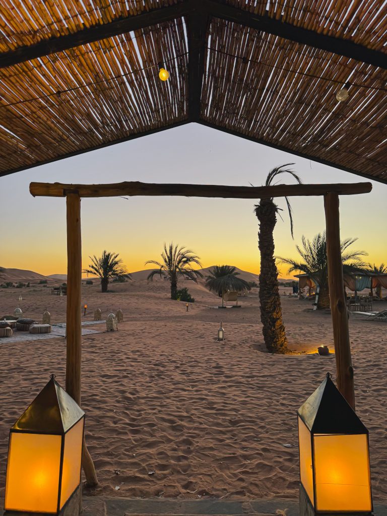 Dune dorate del deserto del Sahara al tramonto