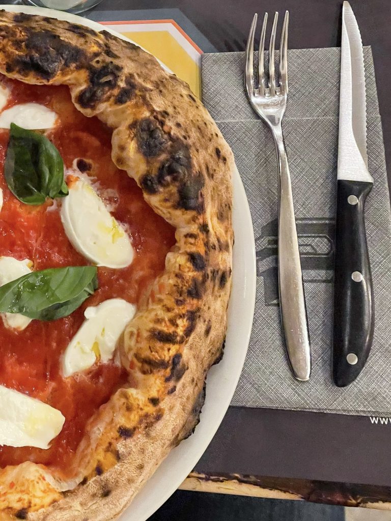 Pizza con abbinamenti creativi di Pizzeria P a Lissone