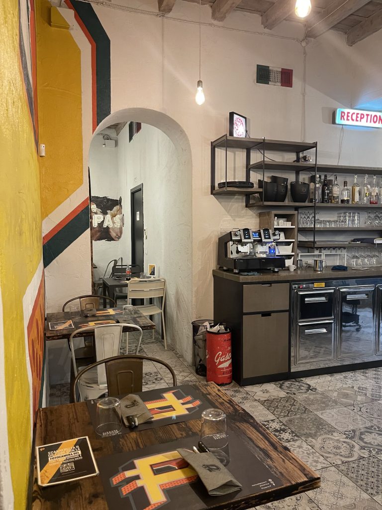 Dettaglio decorativo del locale di Pizzeria P