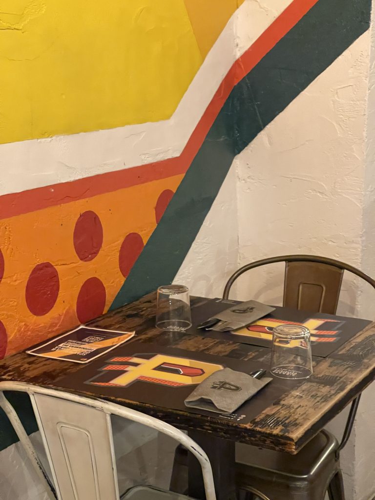Dettaglio dell'arredamento sobrio di Pizzeria P