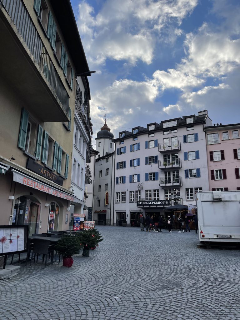 Scorcio innevato della città di Brig in Svizzera