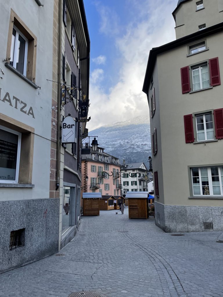 Centro storico di Brig con casette e negozi