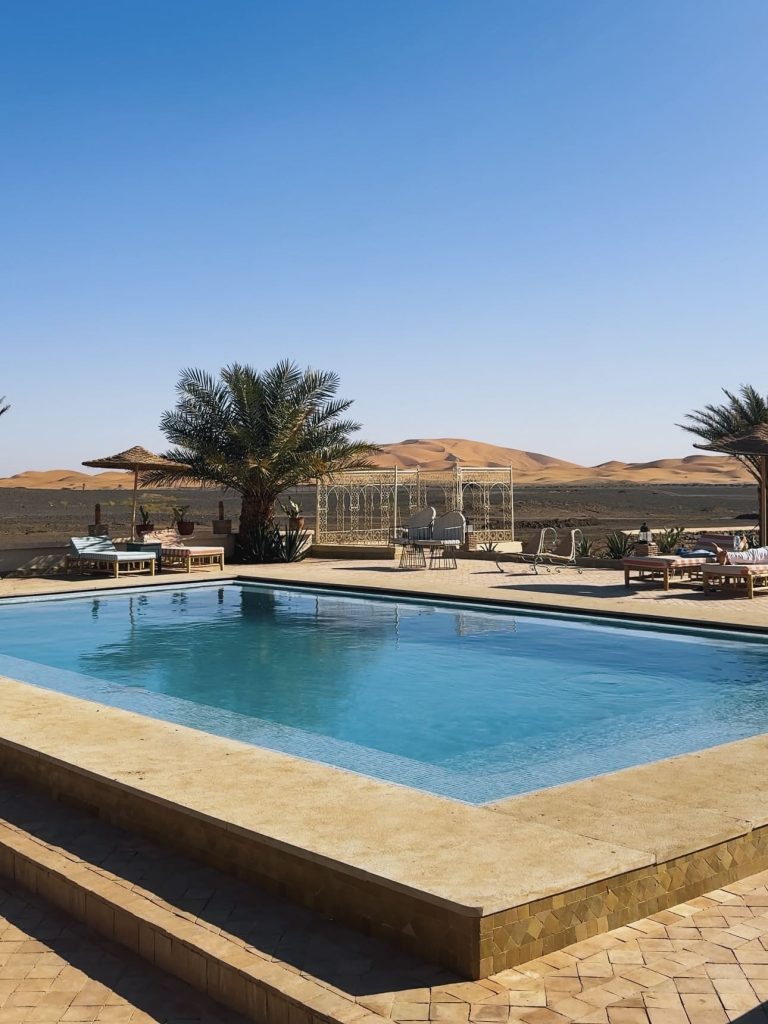 Lago Merzouga con fenicotteri in lontananza
