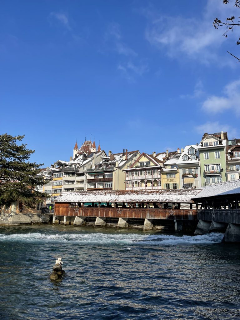 Vicolo del centro storico di Thun in Svizzera