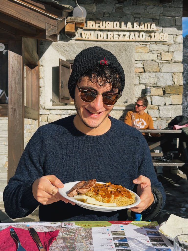 Tavolo esterno del Rifugio La Baita, pranzo al sole