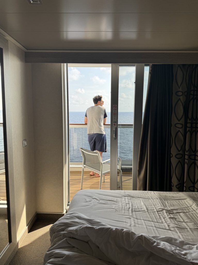 Ludovica sul balcone della cabina con vista oceano