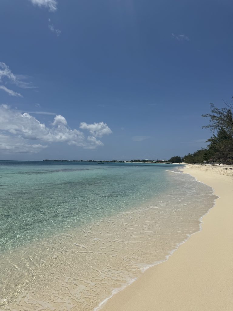 Mare turchese delle Isole Cayman visto dalla Seven Mile Beach