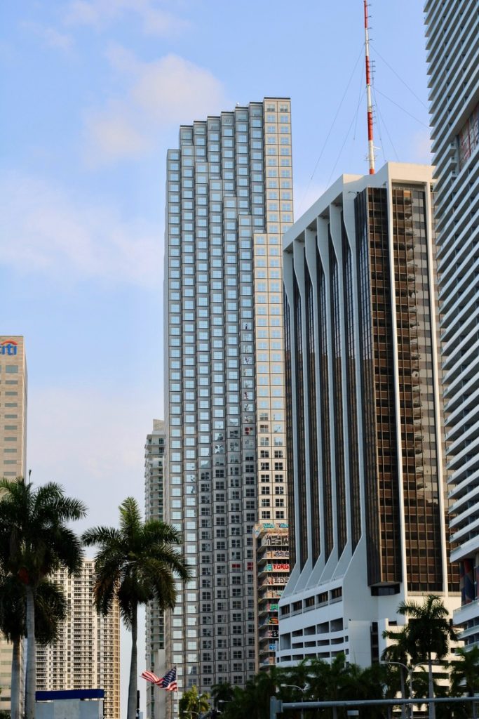 Grattacieli moderni del quartiere Brickell visti dal basso