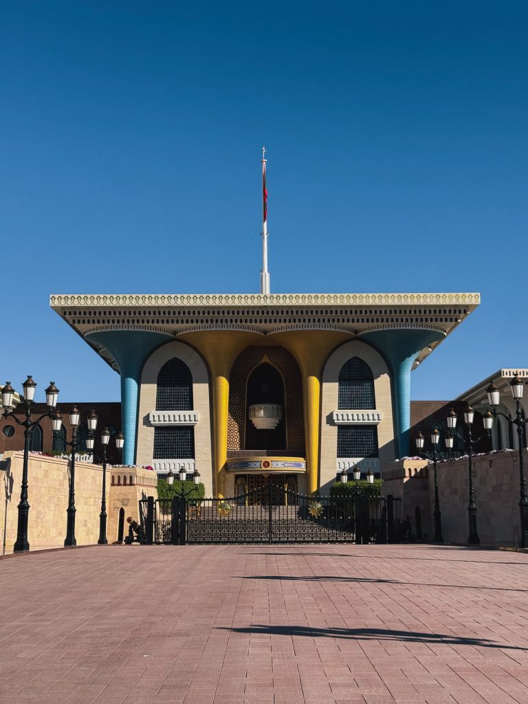 Facciata del Palazzo Al Alam a Muscat con colori dorati