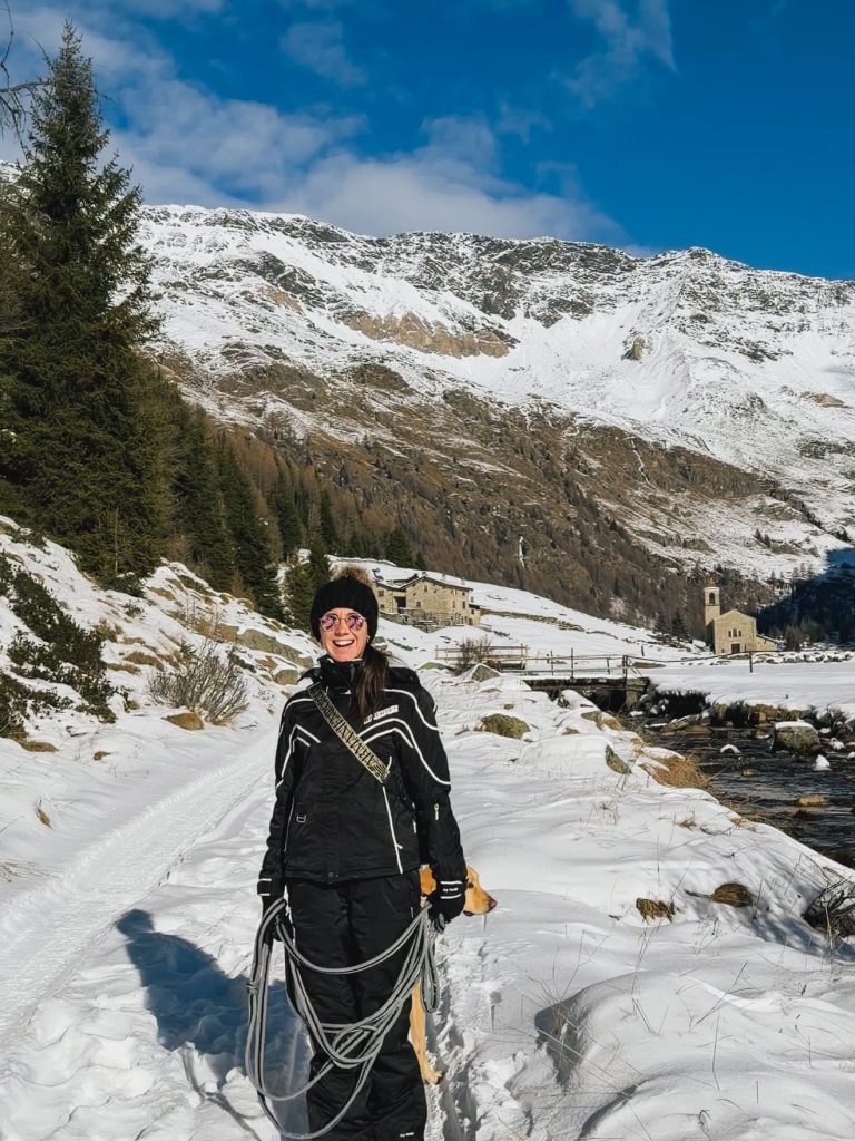 Sentiero innevato in Val di Rezzalo con Simba in lontananza