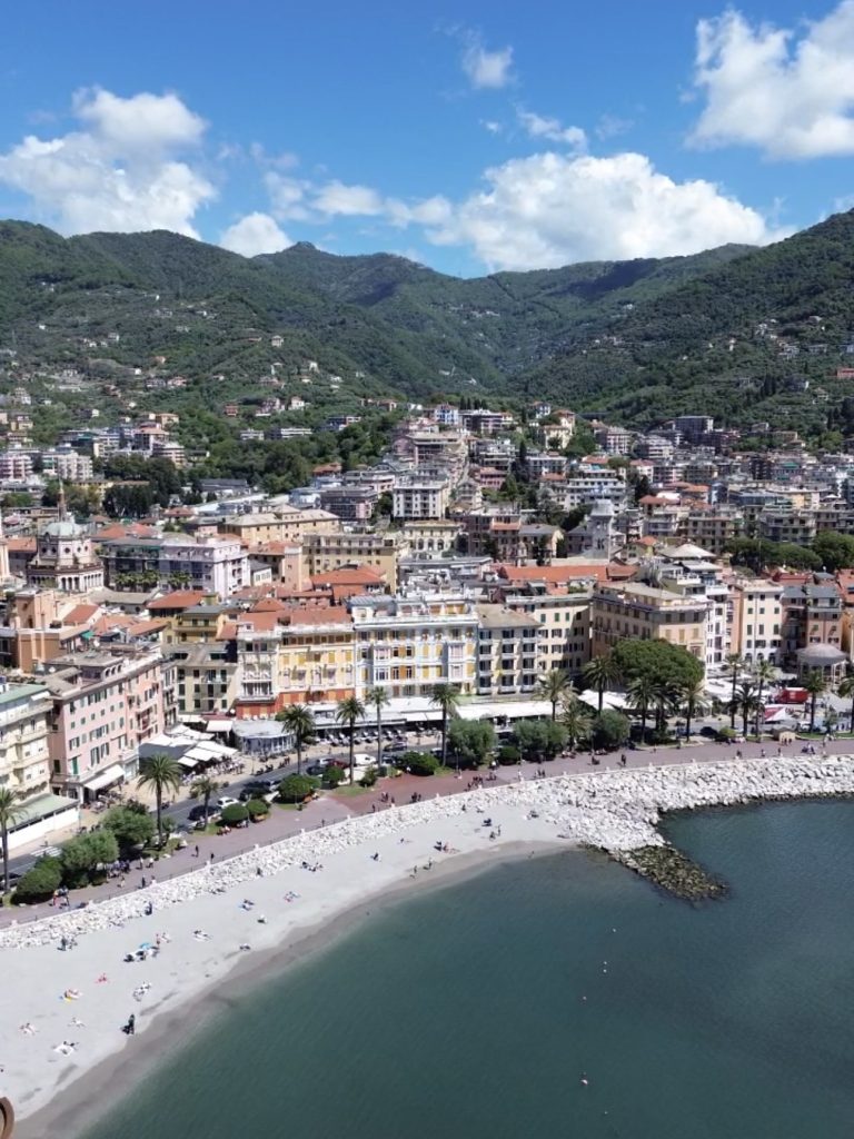 Vista aerea di Rapallo con il golfo del Tigullio