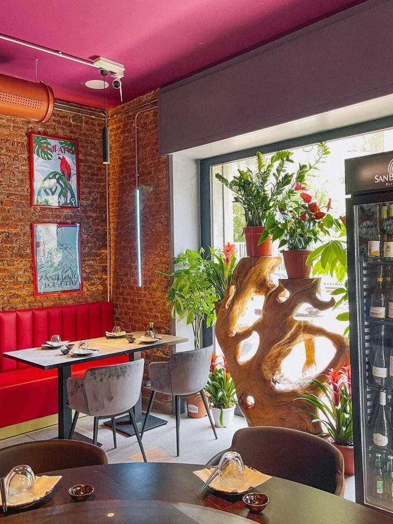 Interni eleganti del ristorante Ru Jia in via Rosmini