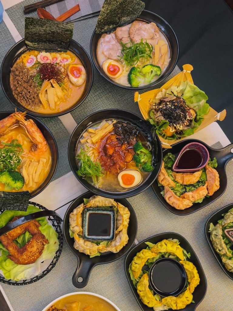 Ramen tonkotsu con brodo cremoso servito da Shuzuki