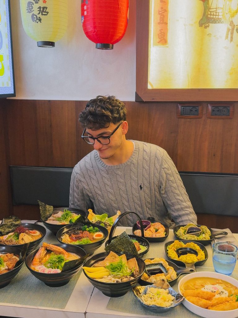 Ludovica gusta un ramen al Shuzuki di Milano