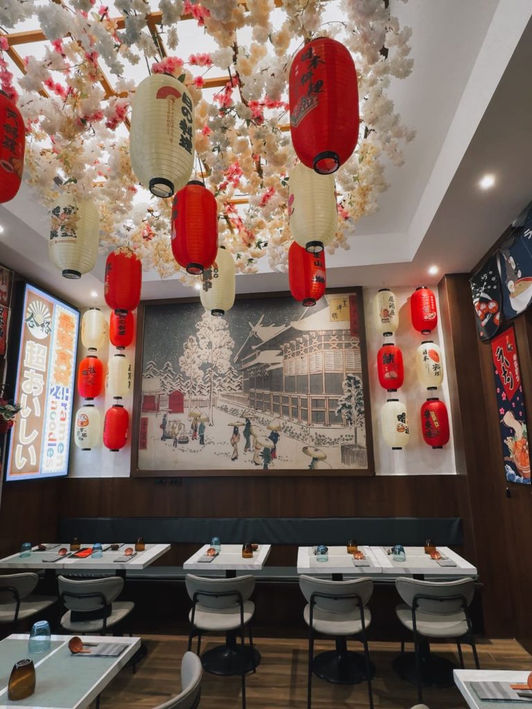 Interno del ristorante Shuzuki Ramen vicino Chinatown