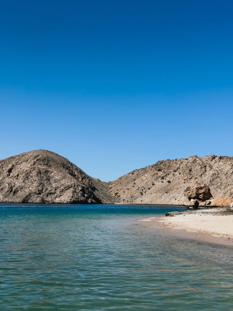Baia paradisiaca vicino a Muscat con barriera corallina