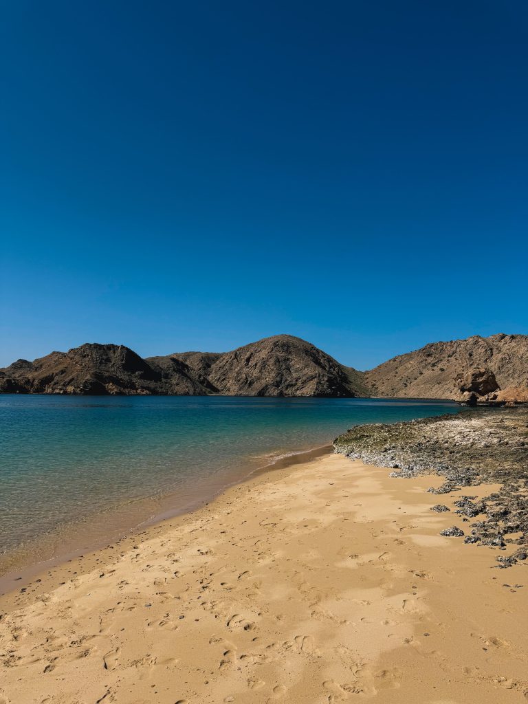 Spiaggia di Bandar Khayran con acque cristalline