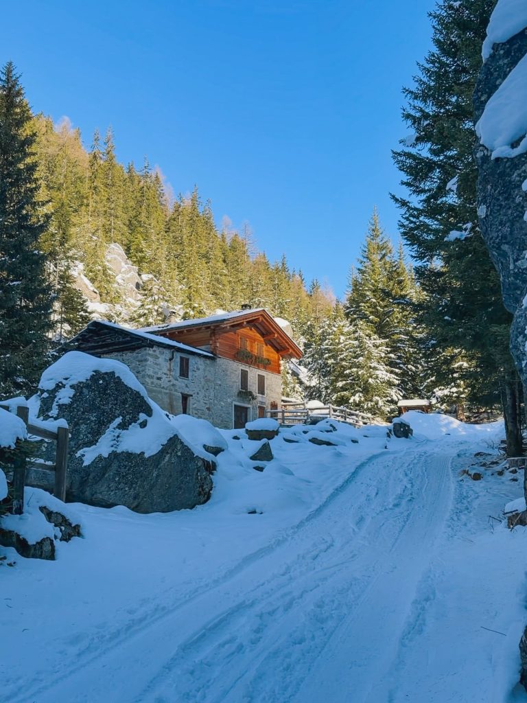 Val di Rezzalo: gita sulla neve tra casette, torrenti e rifugio tipico