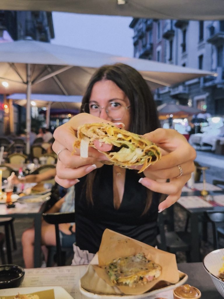 Ludovica assaggia un baozi da Yiko Dim Sum