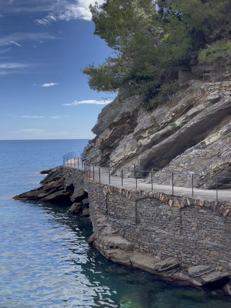 Lungomare Canevaro a Zoagli a strapiombo sul mare