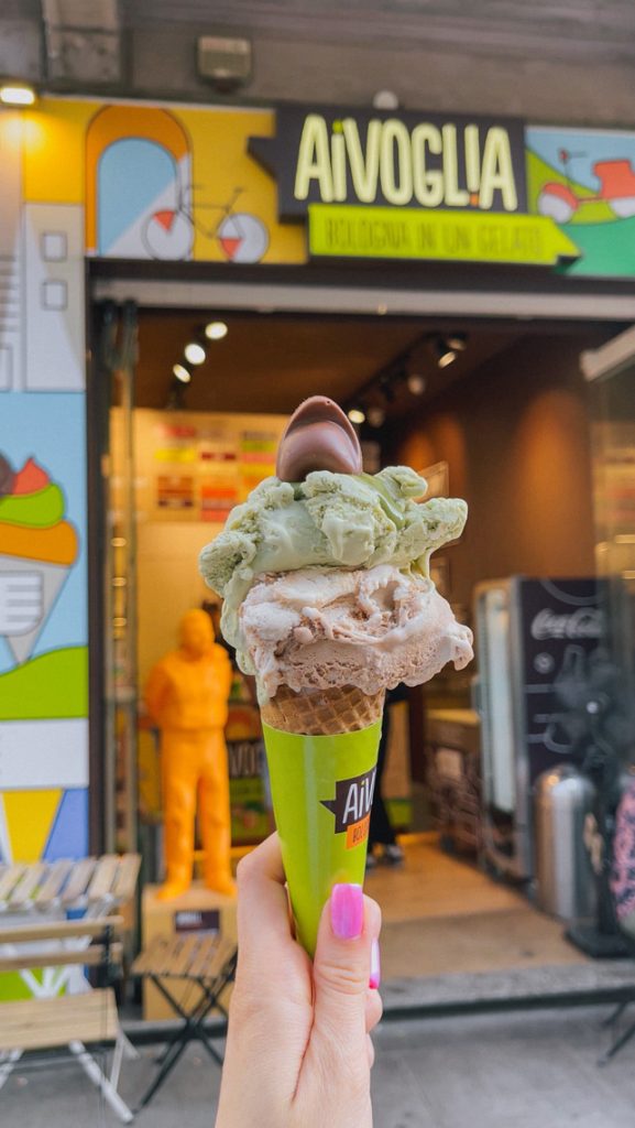 Gelato di Aivoglia con tortellino al cioccolato sopra