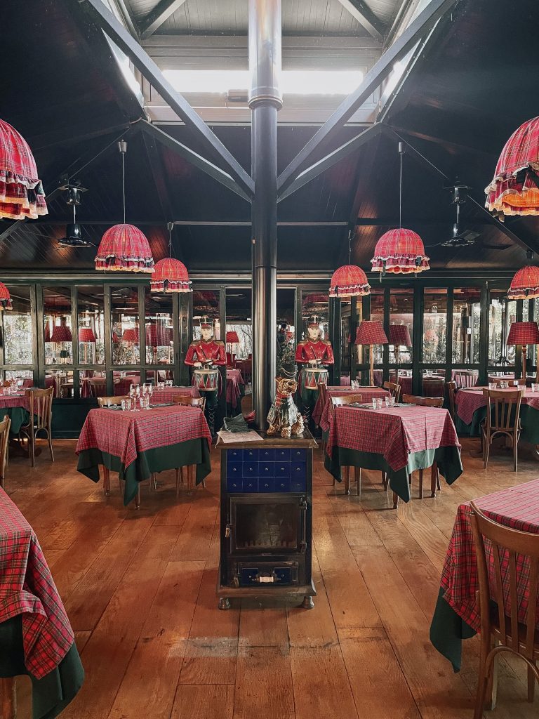 Sala interna con arredi rustici e raffinati di Al Garghet