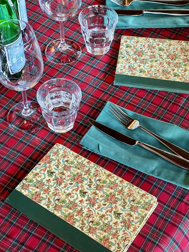 Tavolo apparecchiato con tovaglie scozzesi di Al Garghet