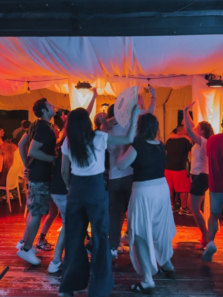 Serata con karaoke e musica dal vivo nel dehors di El Galet