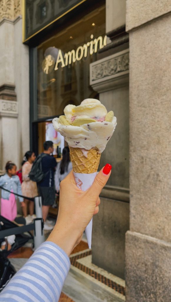 Gelato a forma di rosa di Amorino in Galleria Vittorio Emanuele
