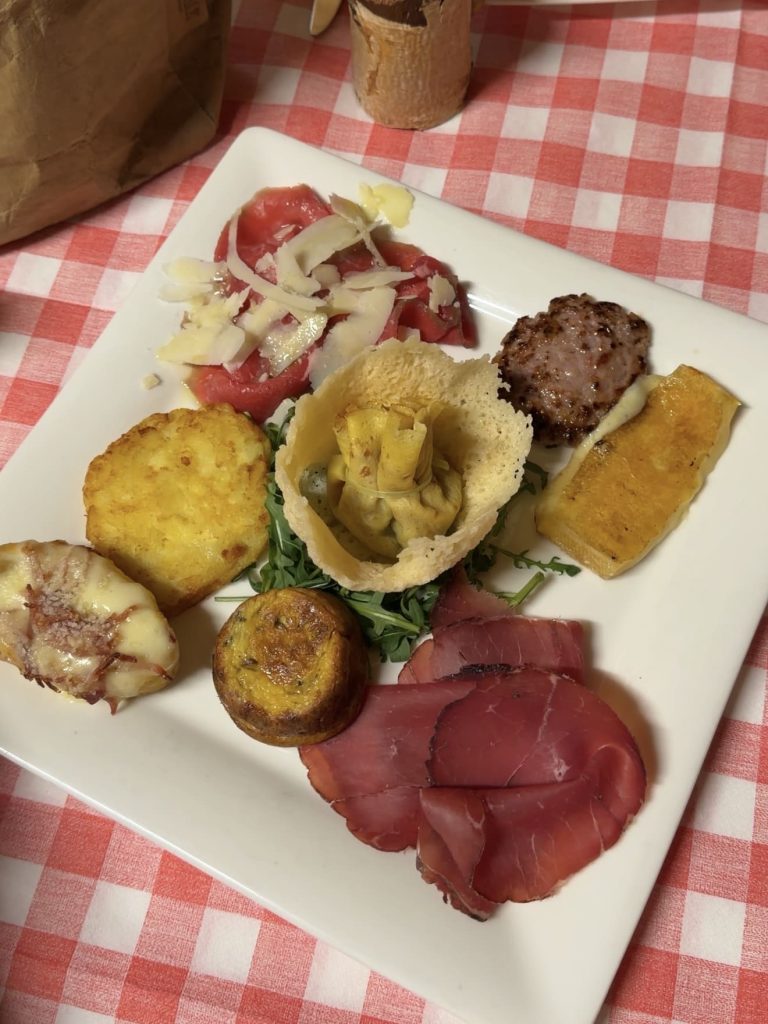 Antipasto della casa, tagliere con salumi, formaggi e stuzzichini caldi
