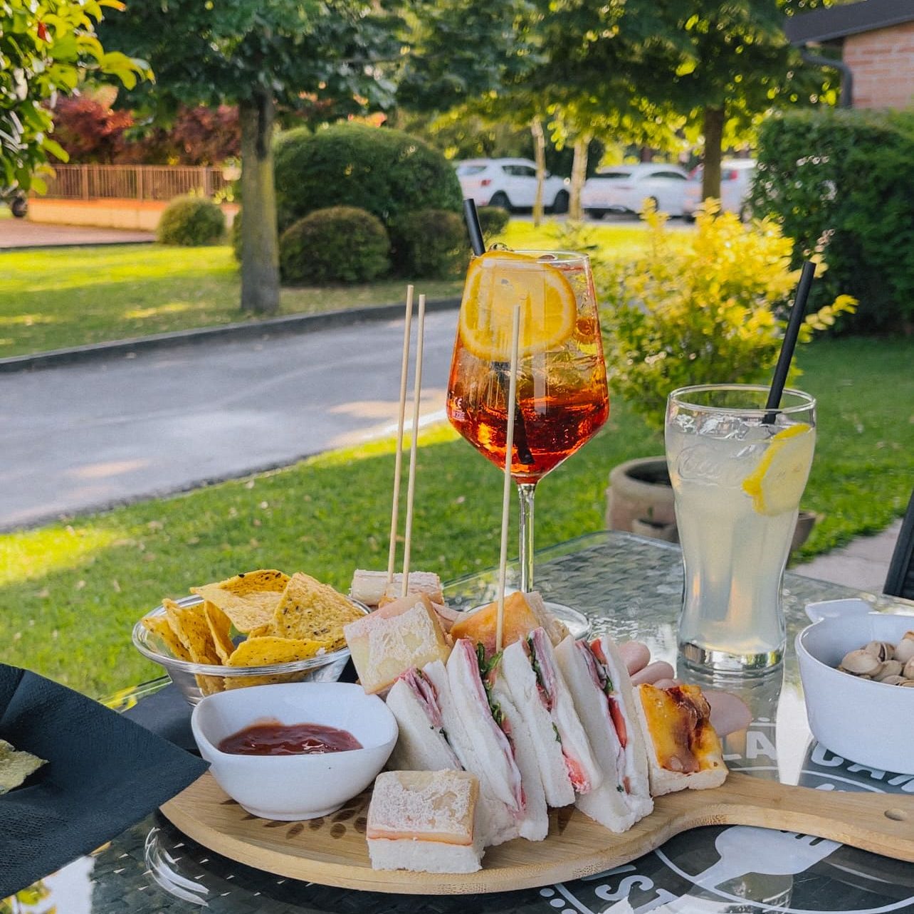 Aperitivo con tagliere e cocktail al bar bistrot de La Camilla
