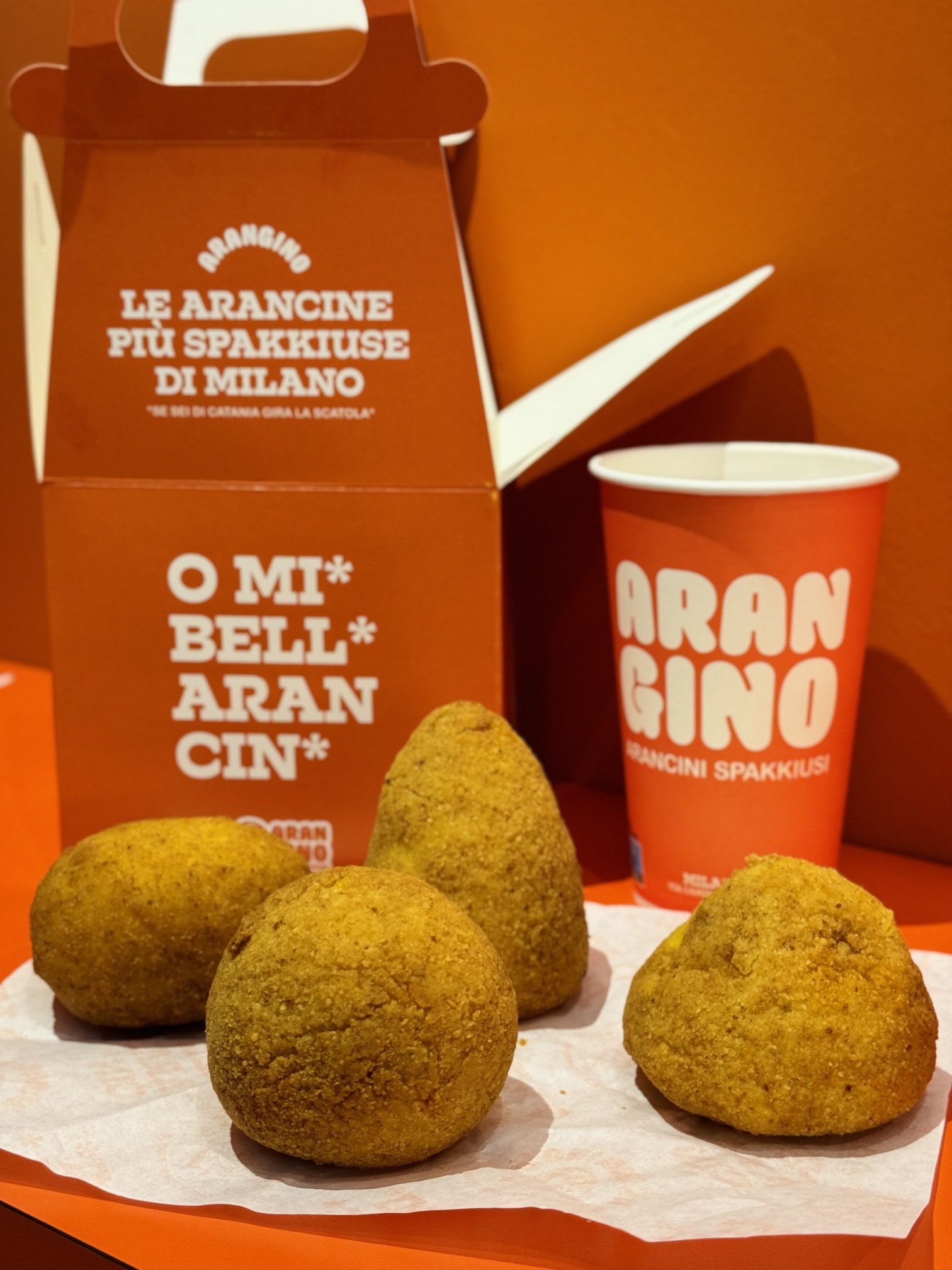 Vassoio di arancini di AranGino visti di fronte