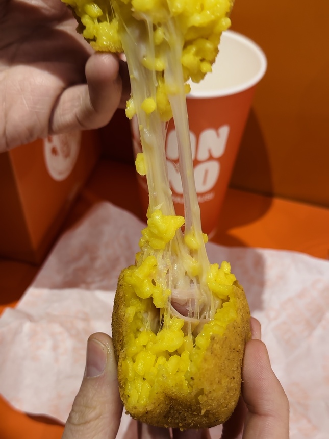 Arancino super filante aperto a metà