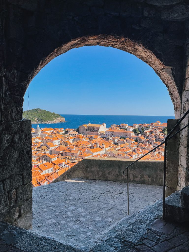 Arco delle mura di Dubrovnik con vista sul centro storico