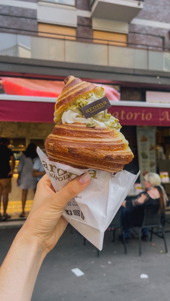 Ischitano Cream farcito con gelato e pistacchio di Aroma Napoletano