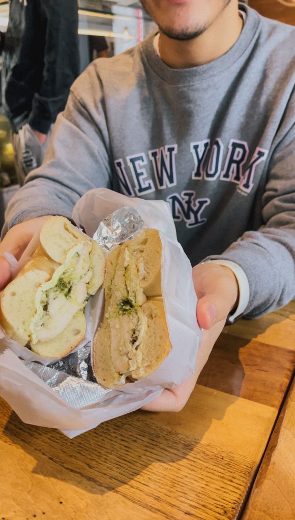 Bagel farcito con pollo pesto e mozzarella da Pick-A-Bagel