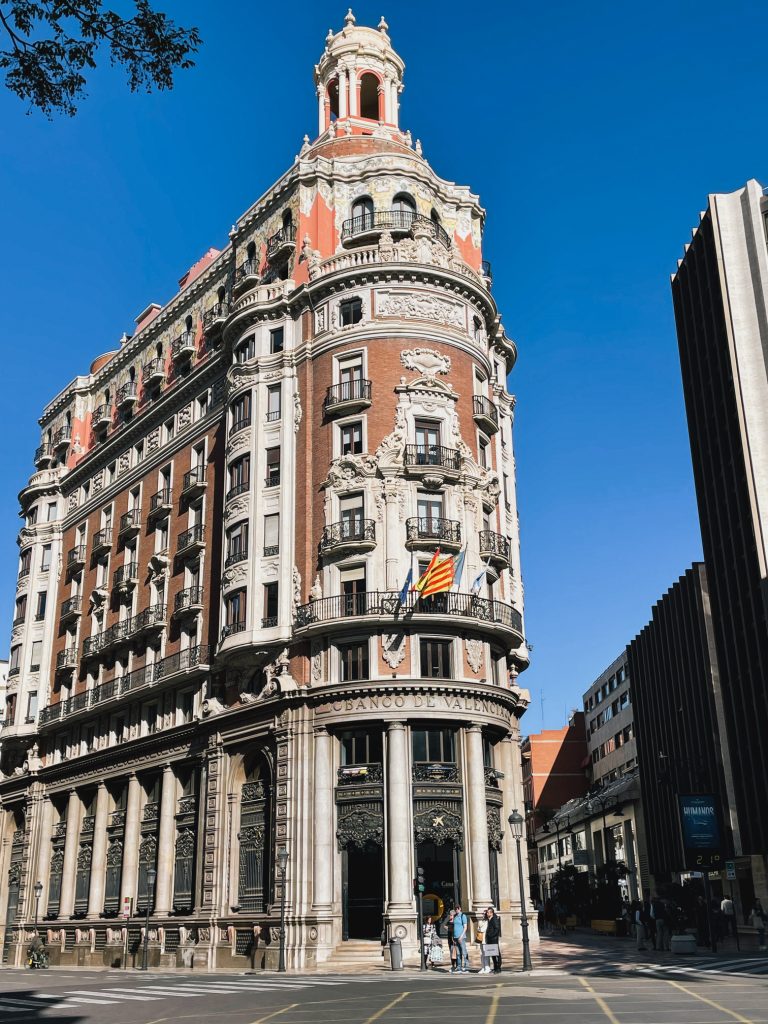 Facciata del Banco de Valencia in centro città