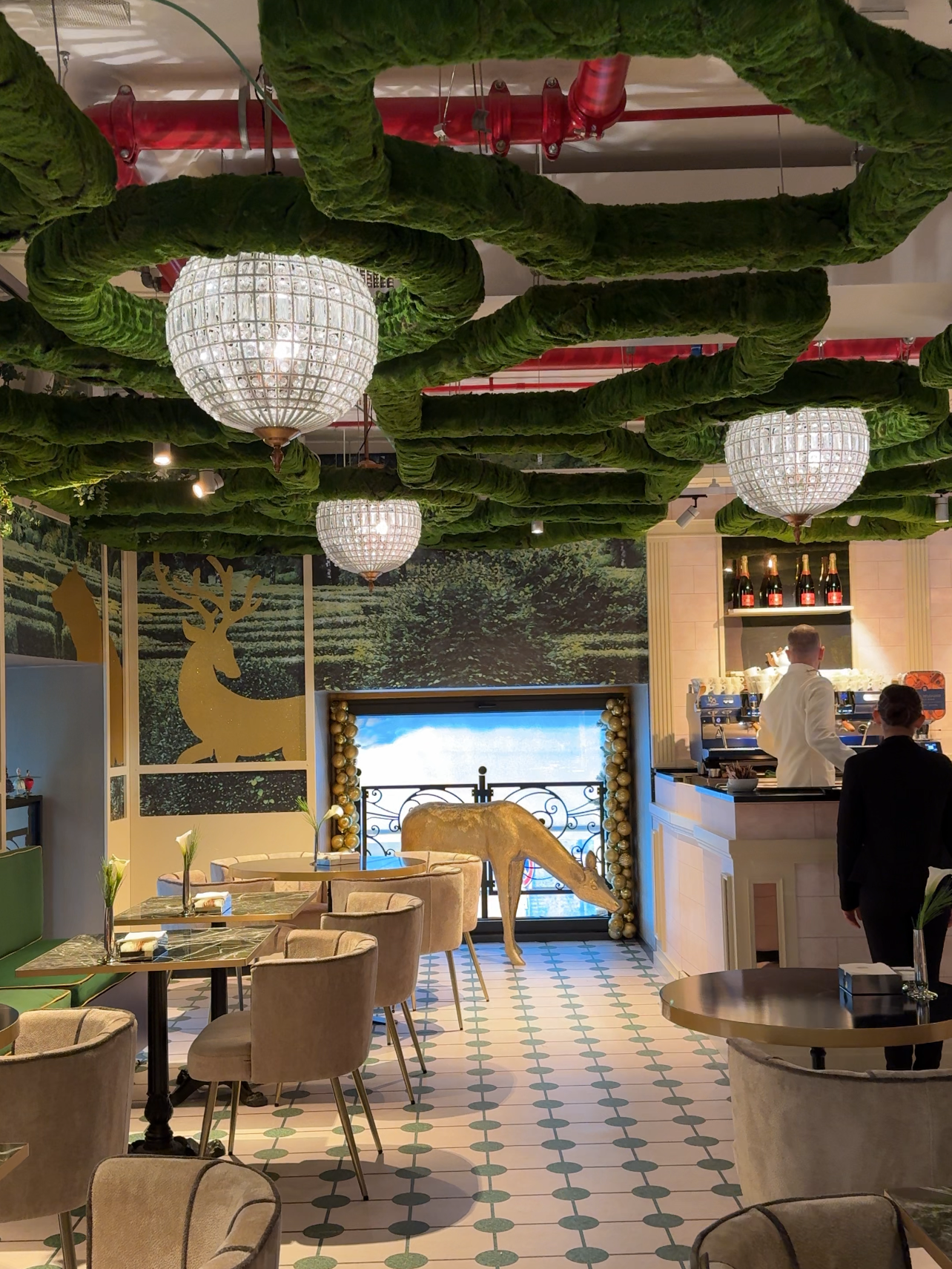 Bar interno dello store Dascanio con pasticceria a tema