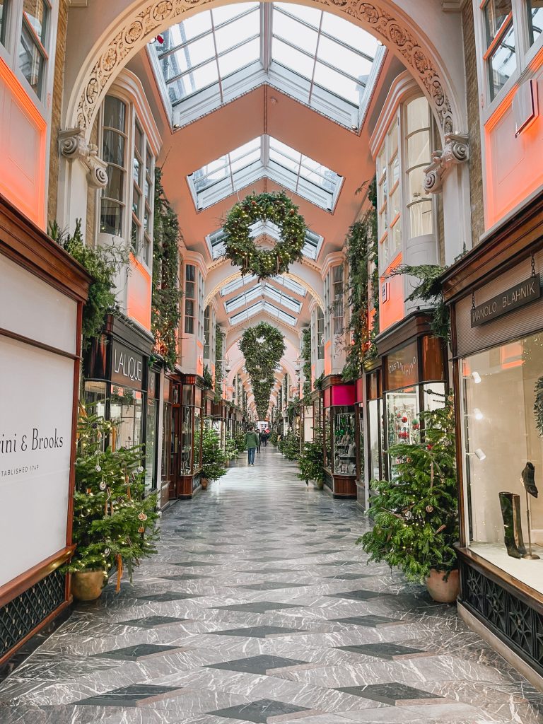 Ghirlande e luci natalizie di Burlington Arcade a Londra