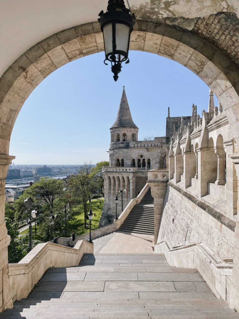 Archi bianchi del Bastione dei Pescatori a Budapest