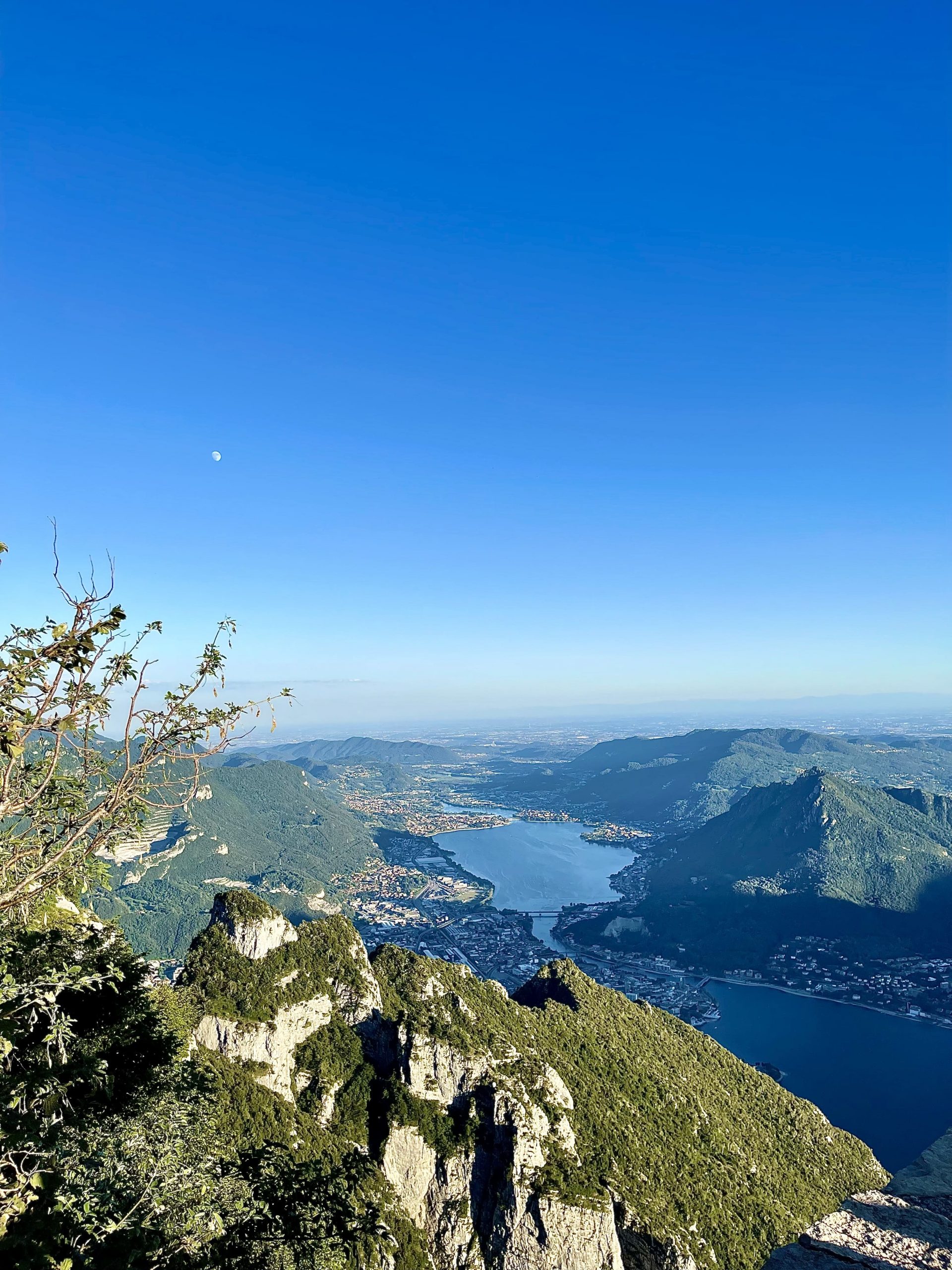 Passerella panoramica del Belvedere Parco Valentino sospesa sopra il lago di Lecco