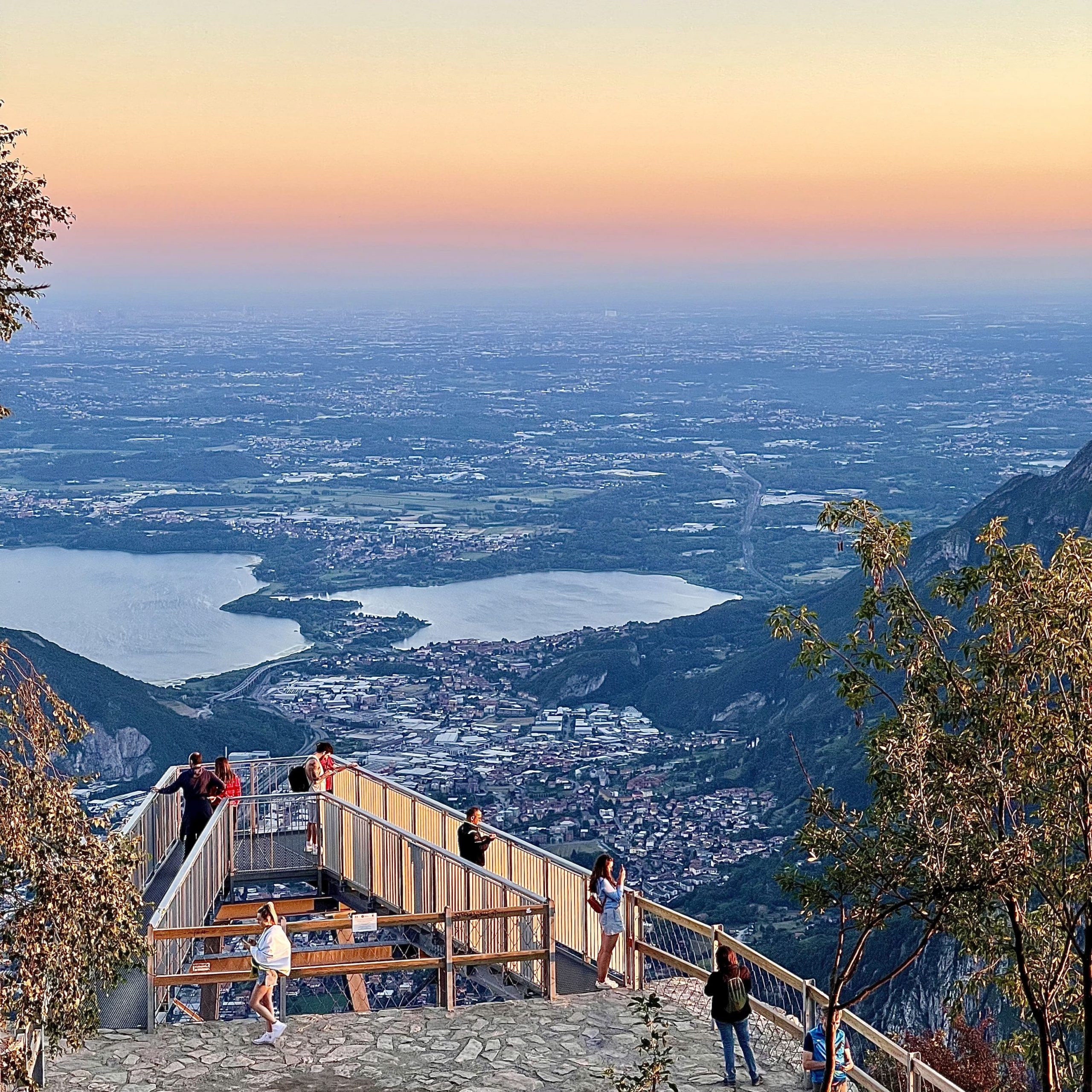 Tramonto sul lago di Lecco visto dal Belvedere Parco Valentino