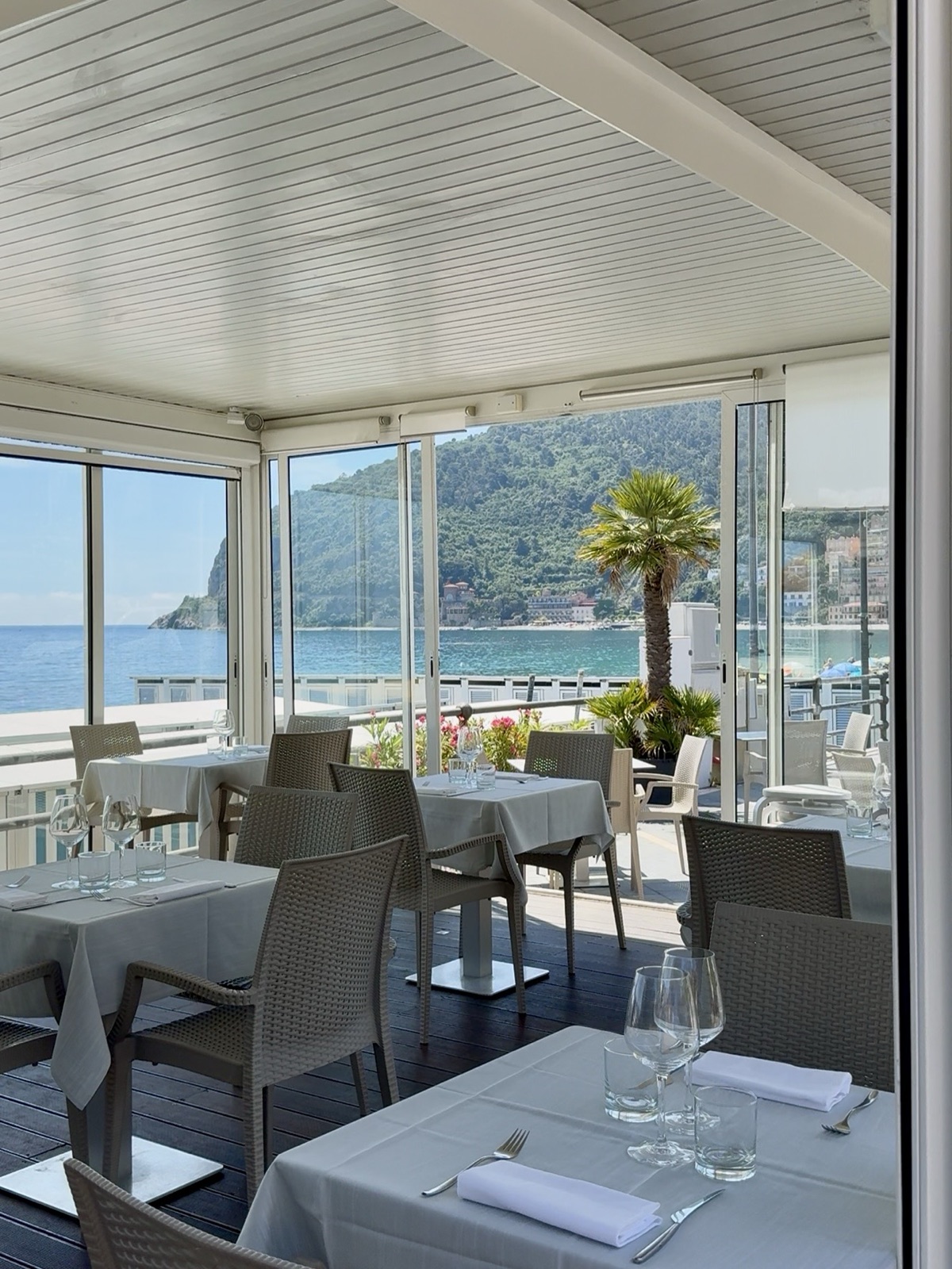 Bar sul lungomare di Noli con vista mare