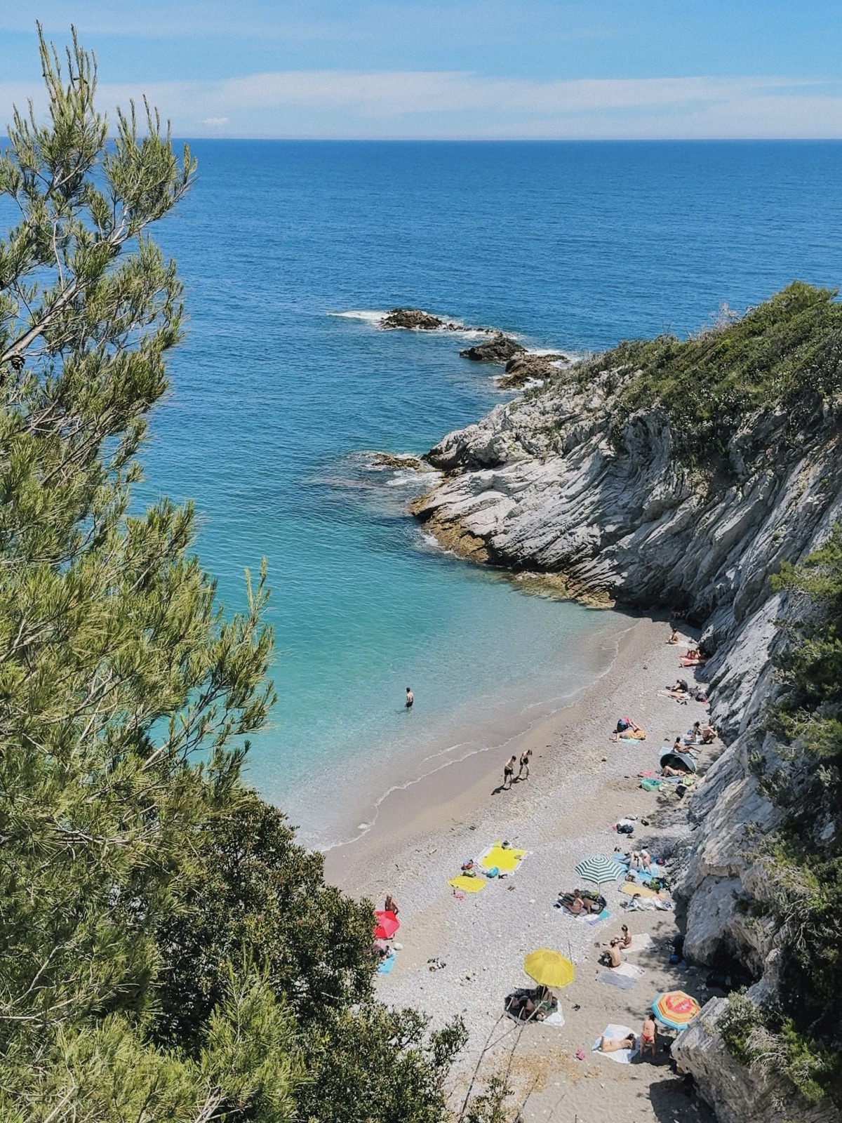 Cala degli Inglesi a Bergeggi, una piccola caletta dall'acqua cristallina