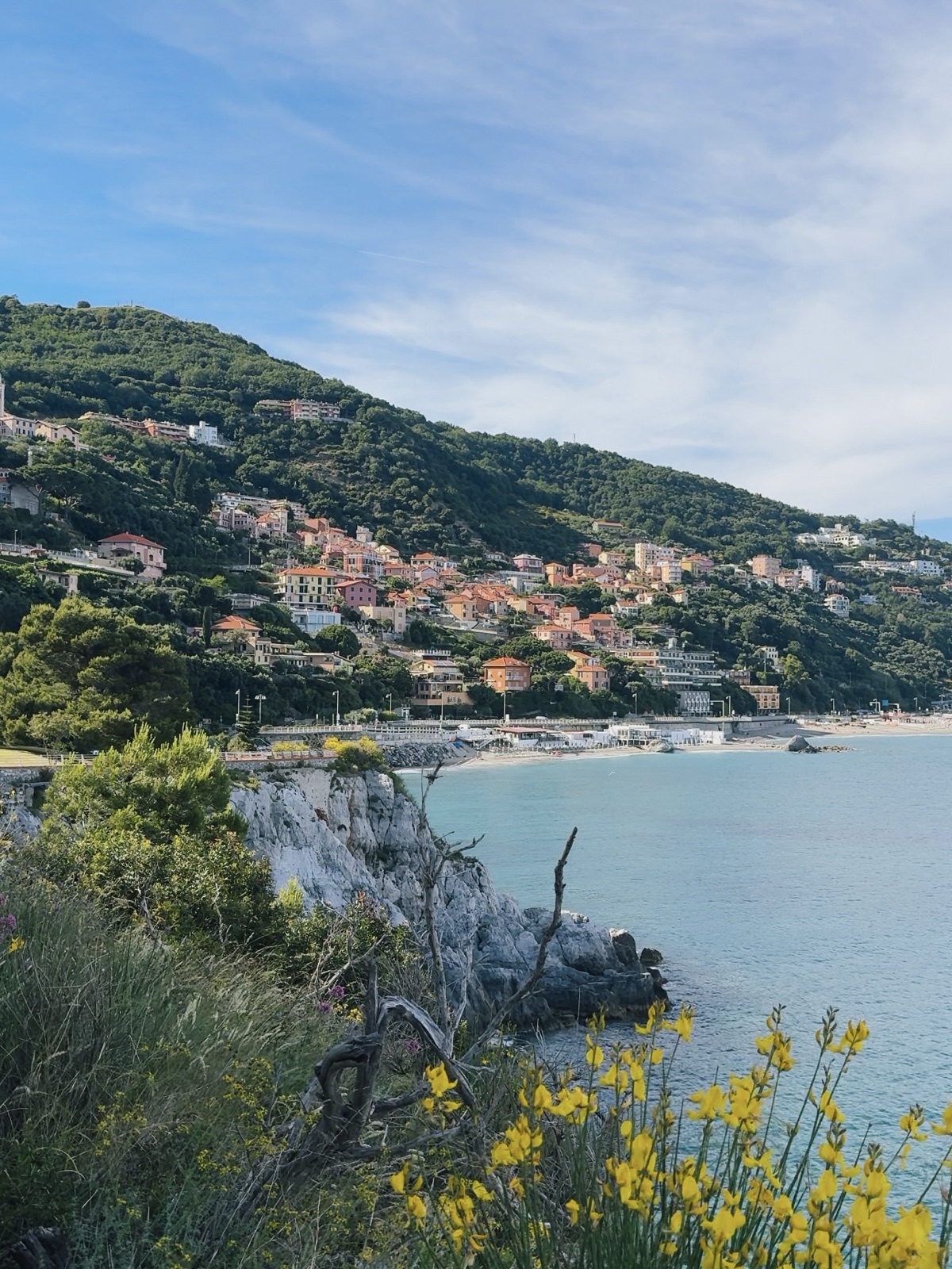 Costa di Bergeggi vista dalla passeggiata, con il mare blu in primo piano