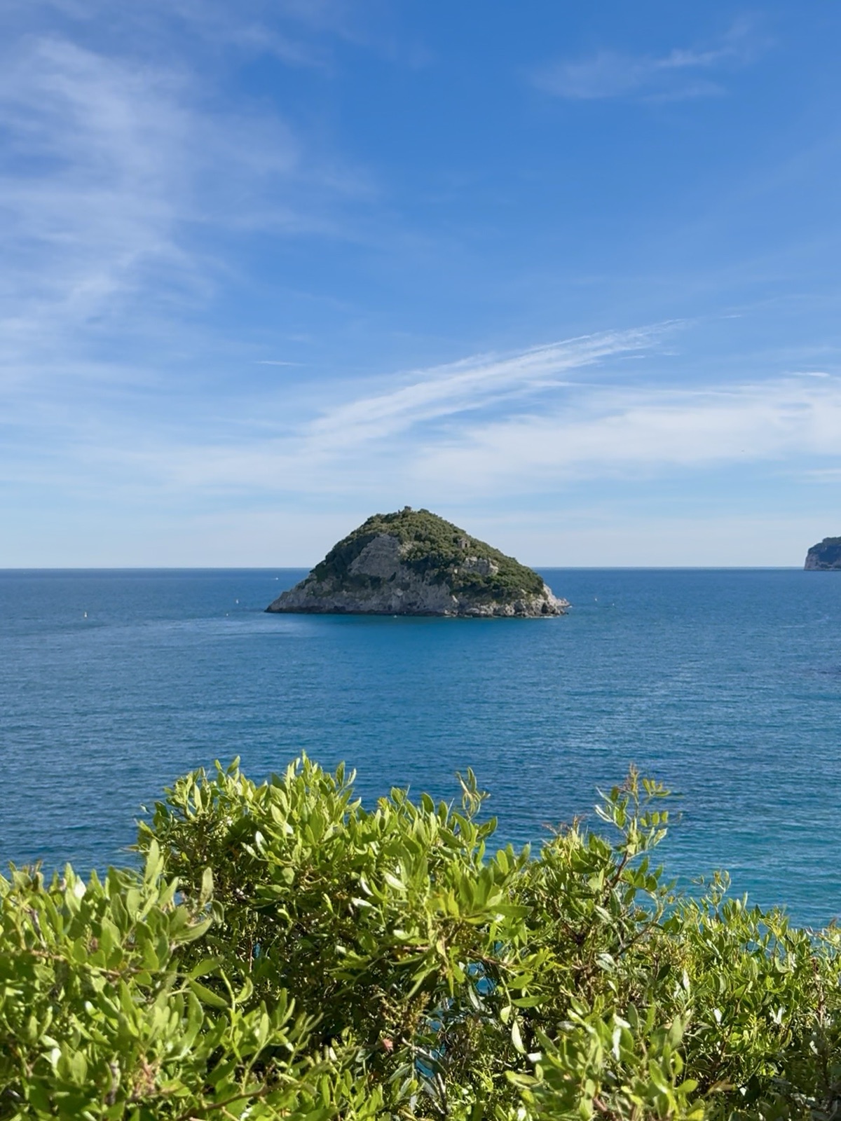 L'isola di Bergeggi vista dalla costa, cuore dell'Area Marina Protetta