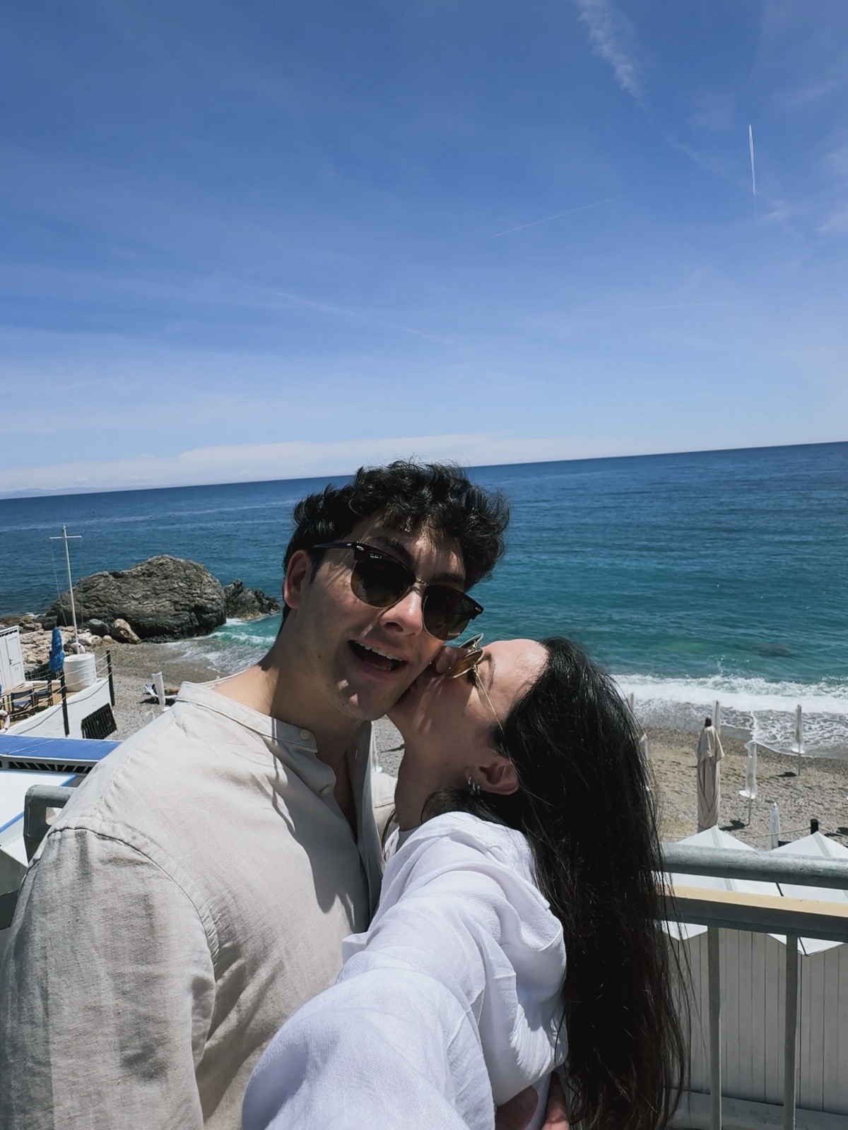 Giamma e Ludo insieme con la costa ligure dietro