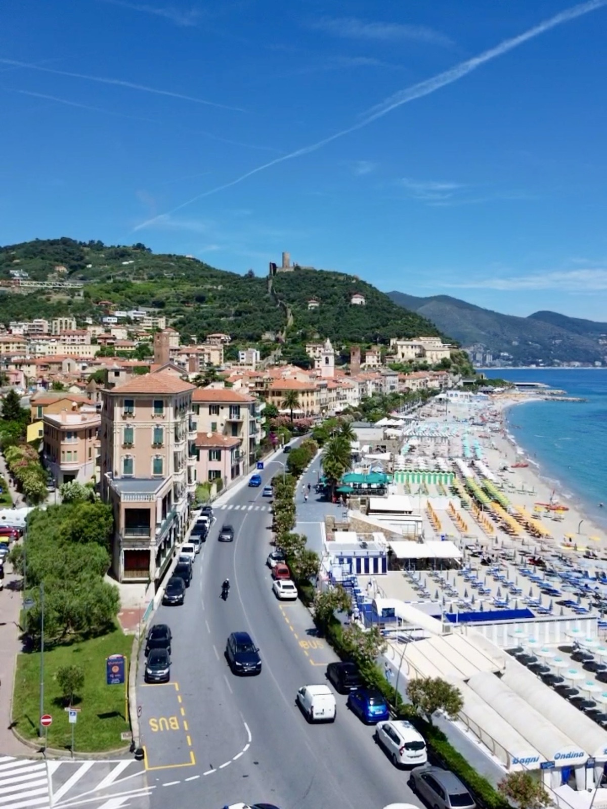 Vista di Noli dall'alto con le case colorate e il mare sullo sfondo