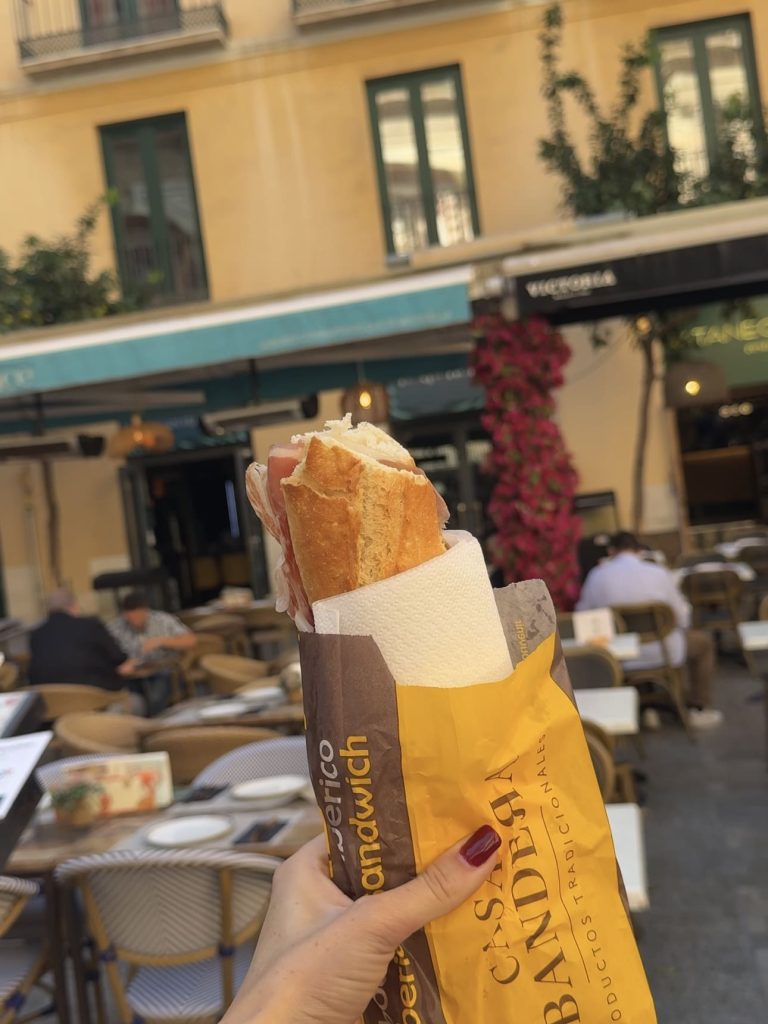 Bocadillo de jamón servito da Casa D'Bandera a Malaga