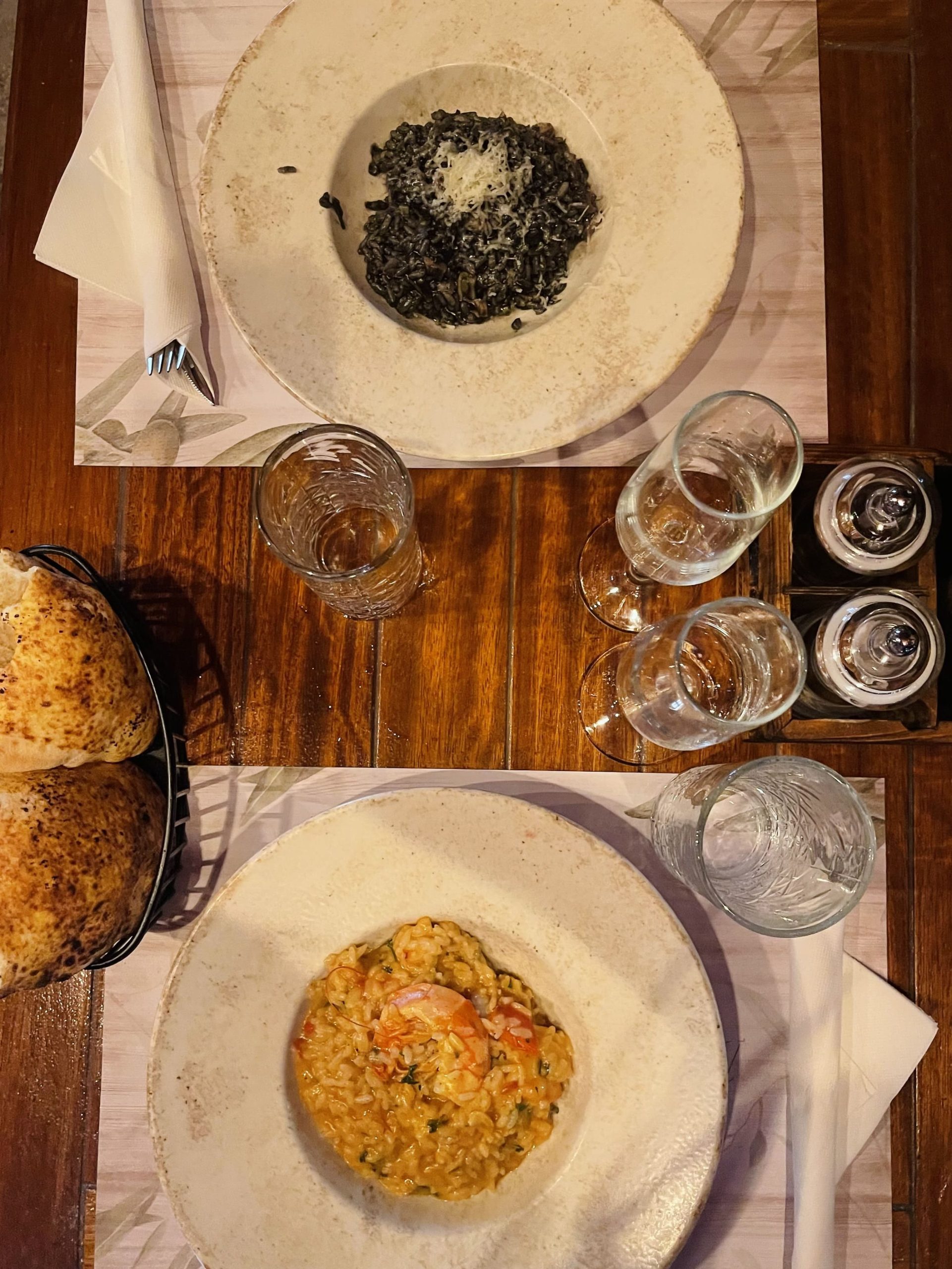 Risotto al nero di seppia servito da Pumparela a Bol